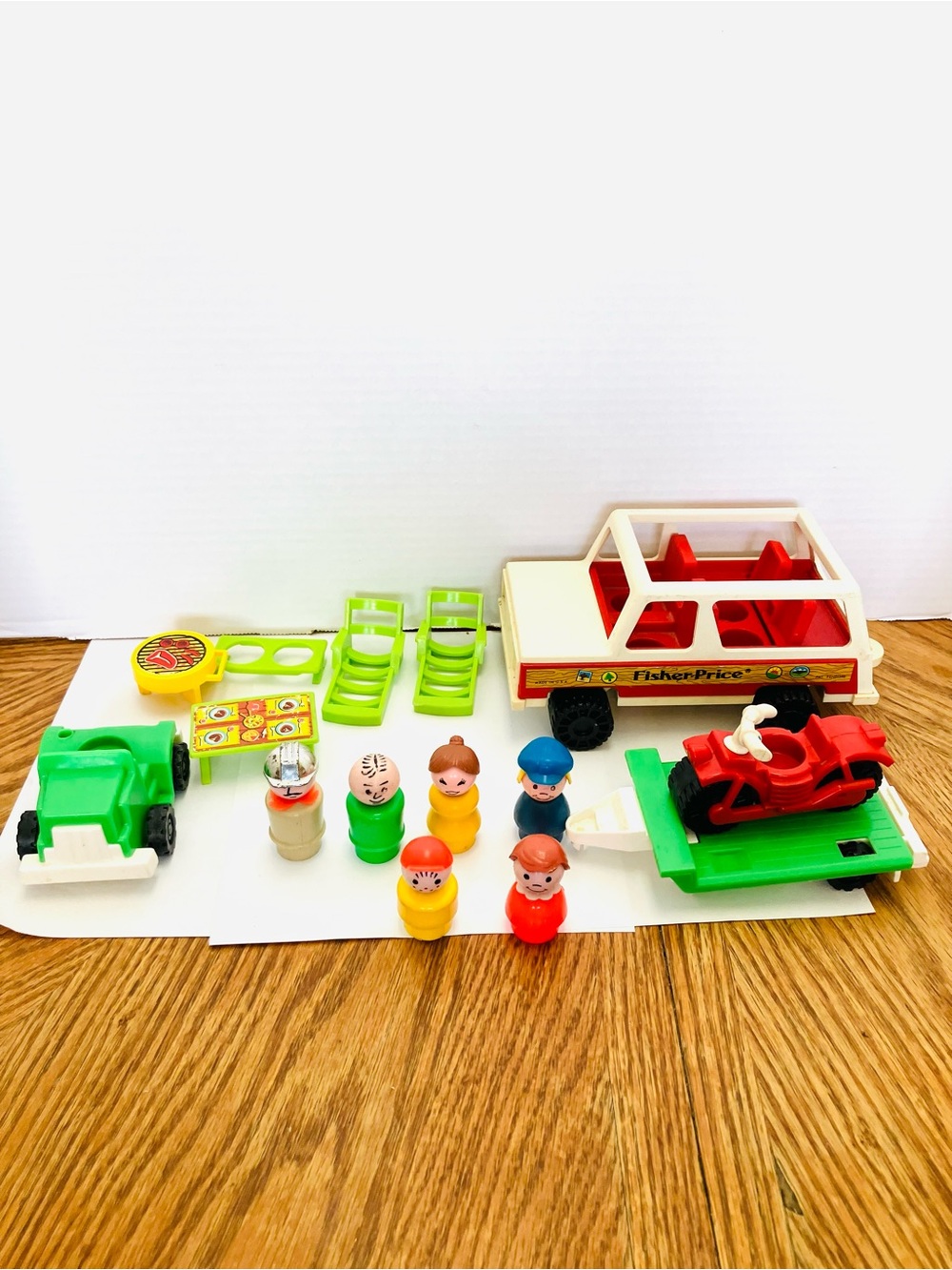 Fisher Price 1979 Jeep Wagon/Trailer & Figures Lot Minor Wear Read